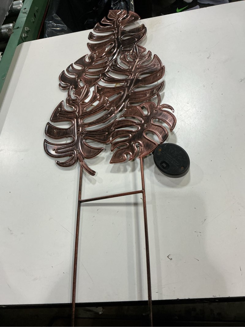 Condition photo showing Good Condition for style selections 36.22-in bronze metal solar stake