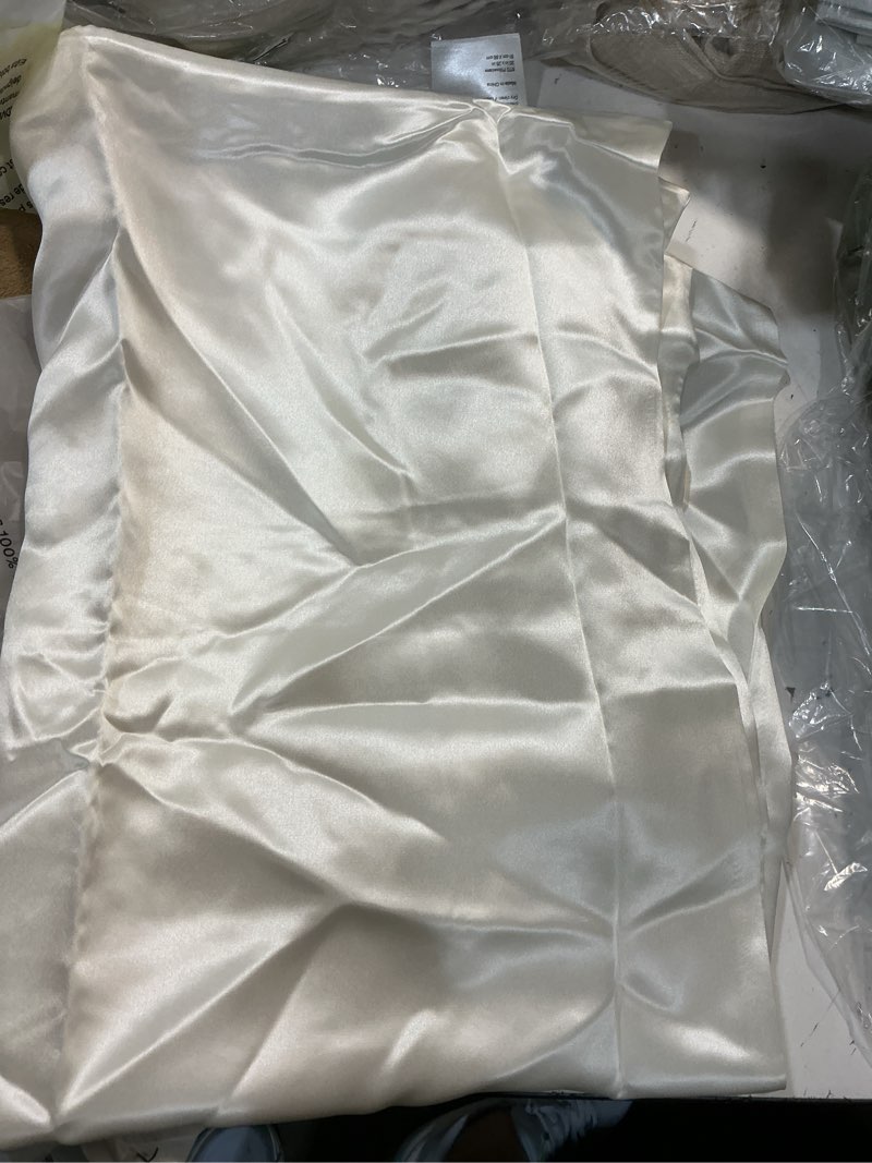 Condition photo showing As Is for quince 100% mulberry silk pillowcase( 20*26 in ) 1 piece) 