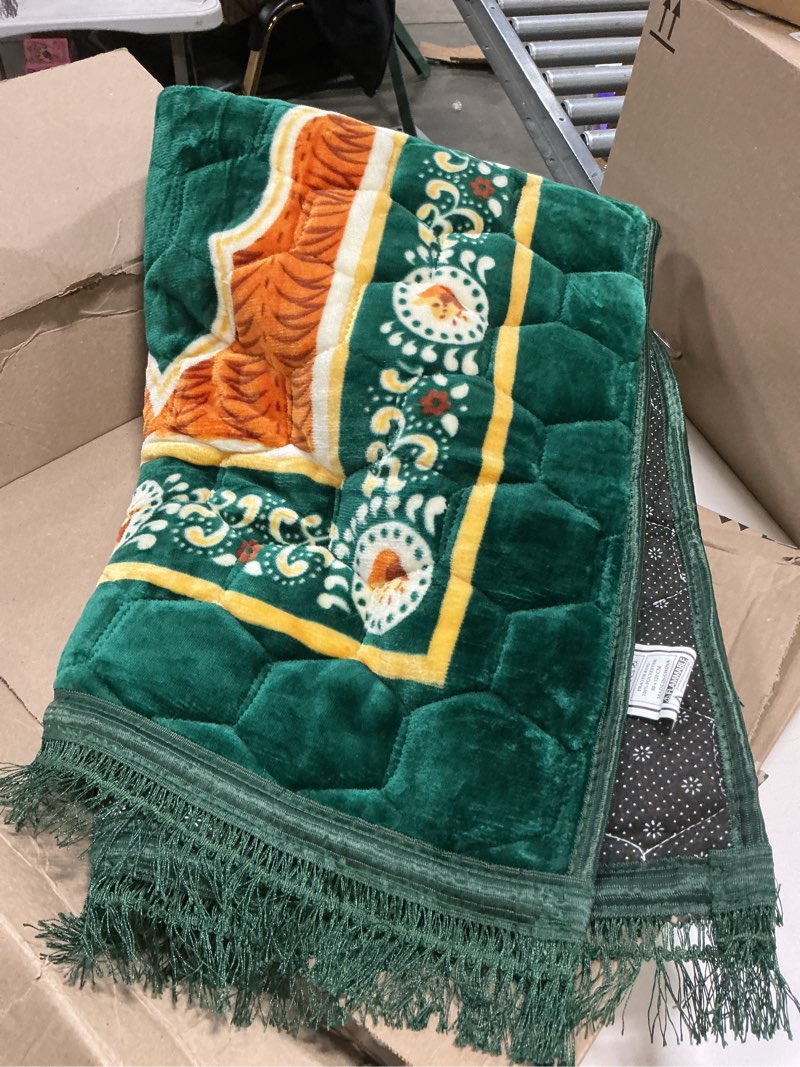 Condition photo showing As Is for Muslim Prayer Rug with Tasbih Prayer Beads, Soft Large Prayer Matt Islam, Padded Islamic Prayer Mat Thick for Men and Women, Janamaz, Sajadah (31.5" x 47.2", Green)