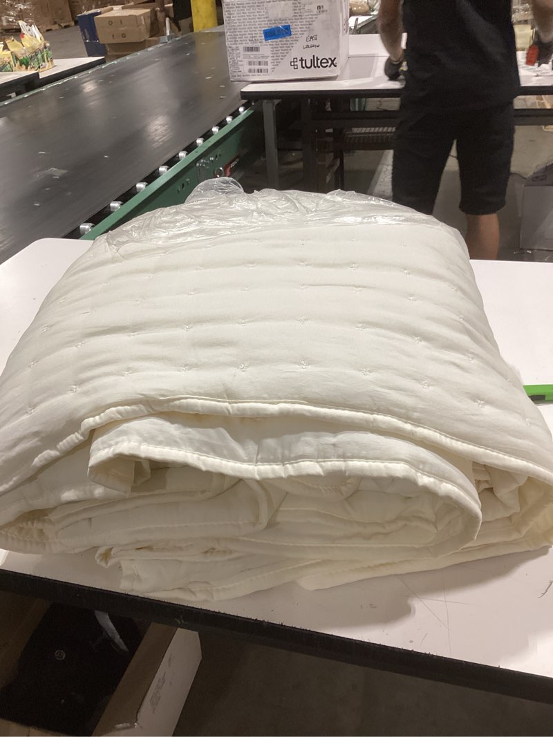 Condition photo showing Good Condition for similar to bedelite cream queen comforter set, 3 pieces fluffy lightweight beige seersucker comforter, soft breathable all season bedding with pillowcases for bedroom cream queen(90\"x90\")