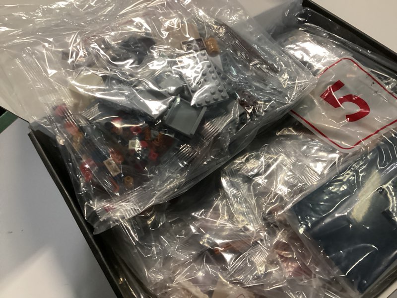 Condition photo showing Good Condition for Detective Bookend Building Set with Lights, 1241 PCS Detective Agency Street House Building Block Kit for Home Decor Bookshelf, Collectible Mystery Bookstand Model for Adults Boys Girls Age 12+