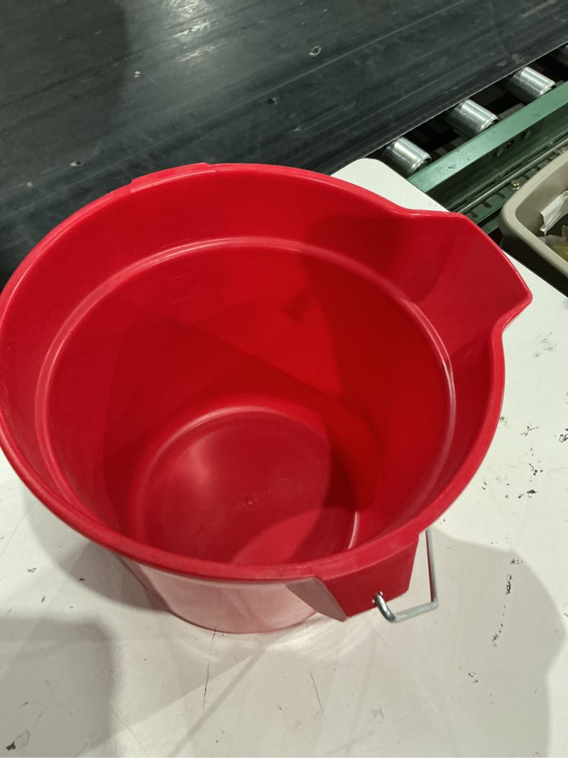 Condition photo showing Good Condition for 10qt red round bucket