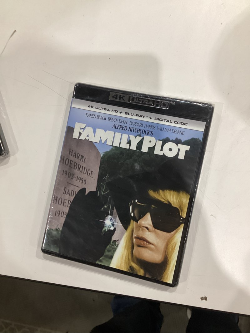 Condition photo showing New/Like New for Family Plot - 4K Ultra HD + Blu-ray + Digital [4K UHD]