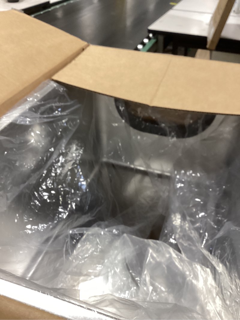Condition photo showing Good Condition for yangbaga extra large stainless steel litter box, leak proof 12 inches high sides for urine & litter trapping, corner litter box for kittens, older cats,non-stick,non-slip,no sharp edges