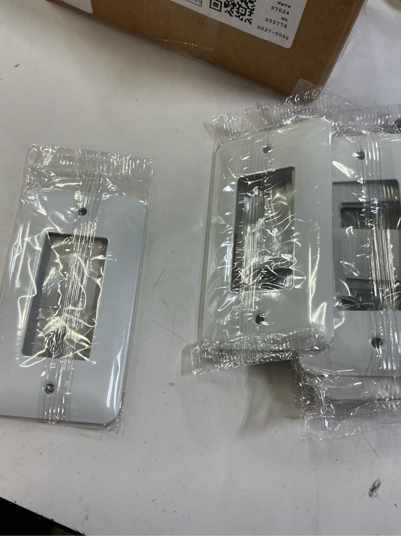 Condition photo showing Good Condition for white 1-gang decorator/rocker wall plate (12)