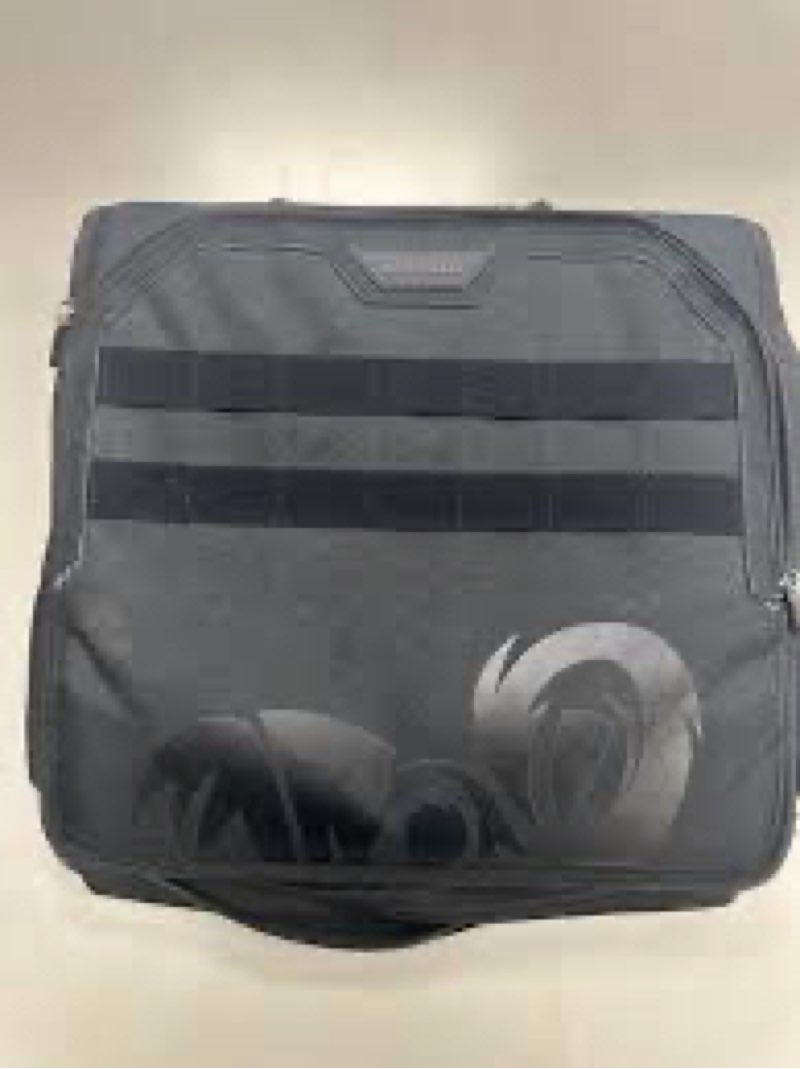 3 ring gearilla binder. Zipper not connected properly