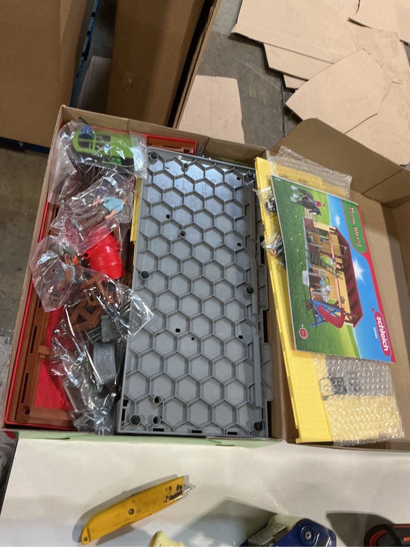 Condition photo showing Good Condition for schleich horse stable horse stable playset classic edition