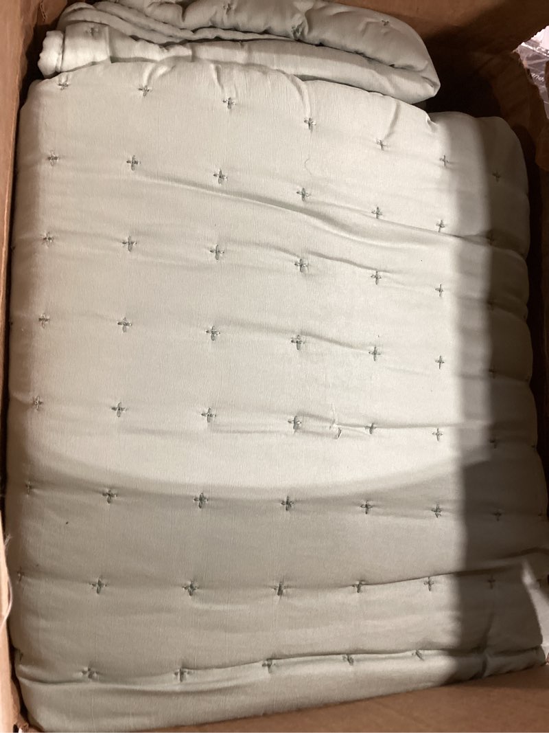 Condition photo showing Good Condition for WDCOZY Sage Green Twin Quit Size Bedding Sets with Pillow Sham, Lightweight Soft Bedspread Coverlet, Quilted Blanket Thin Comforter Bed Cover for All Season, 2 Pieces, 68x90 inches Mist Sage Twin