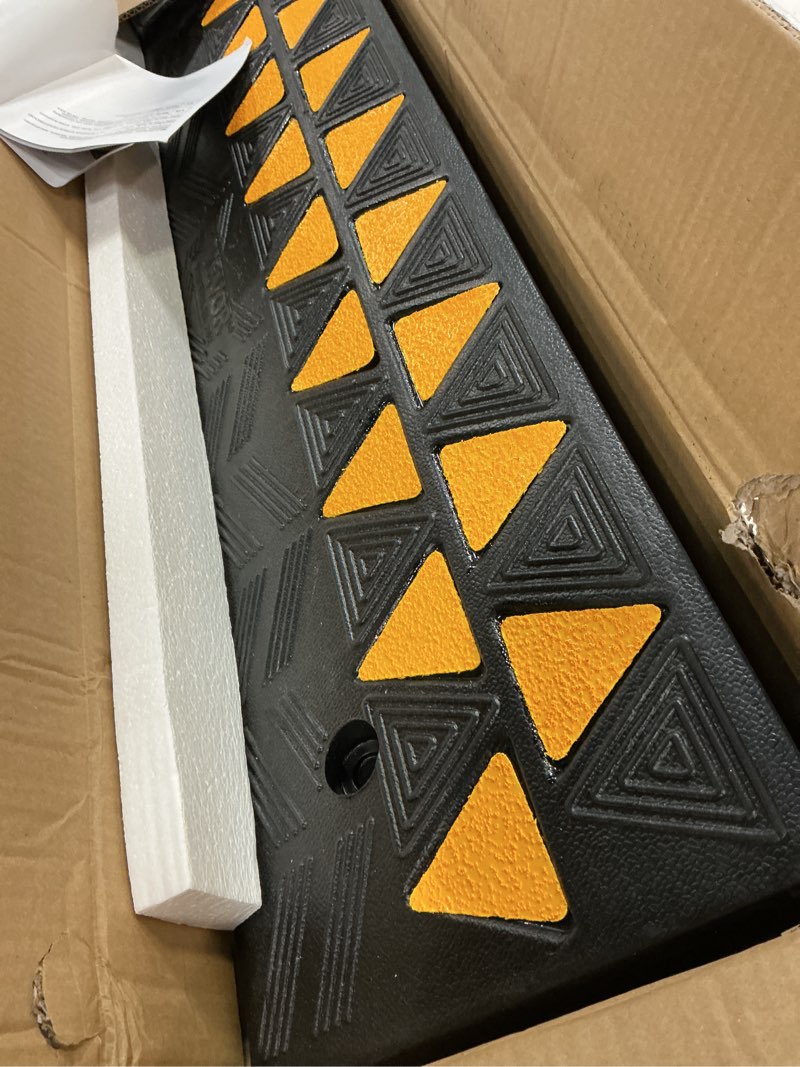 Condition photo showing New/Like New for vevor rubber curb ramp 3.5\" rise height sidewalk curb ramp, 10\" width 39.4\" length driveway ramp for curb, 15t heavy duty rubber for forklifts, trucks, buses, cars, wheelchairs, bikes 3.5\" h