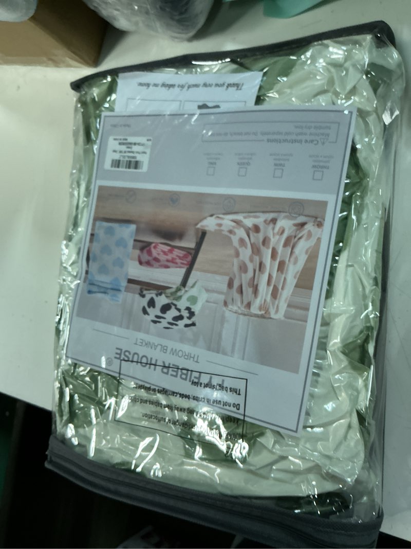 Condition photo showing New/Like New for fy fiber house heart flannel queen blanket soft cozy blankets for lover gifts all season use, 90x90 inches, sage green sage green 90"x90"