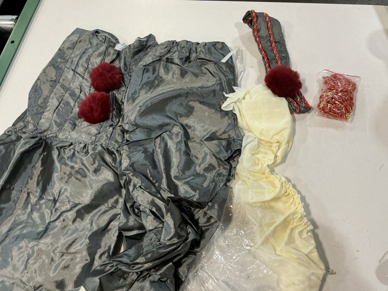 Condition photo showing Good Condition for pennywise it costume for adult men, l 