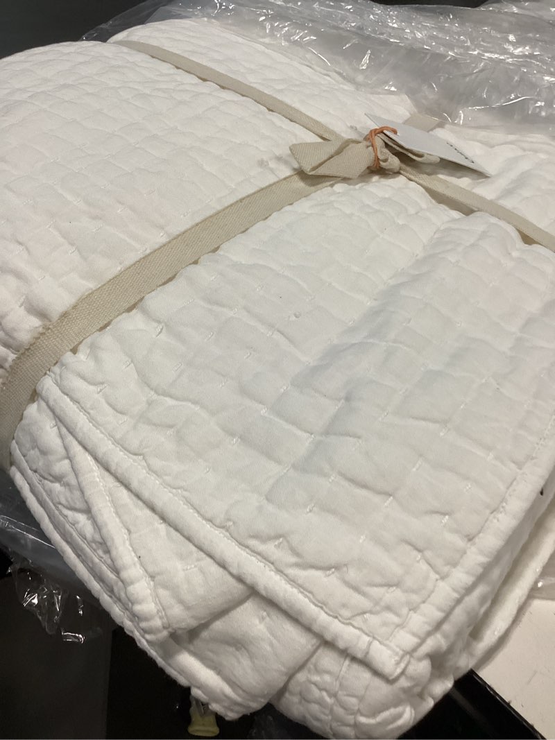 Condition photo showing Good Condition for quince pottery barn pick stitch handcrafted quilted sham classic ivory king #j4076
