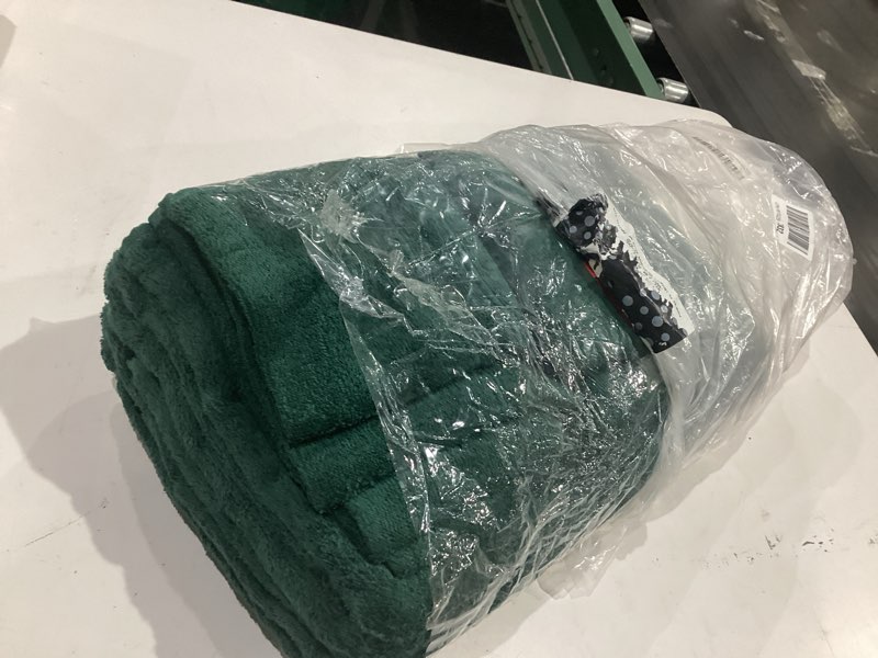 Condition photo showing Good Condition for tens towels pack of 8 towels set, 2 extra large bath, 2 hand, 4 washcloths, 100% cotton, lighter weight, quicker to dry, super absorbent, perfect for bathroom, hunter green