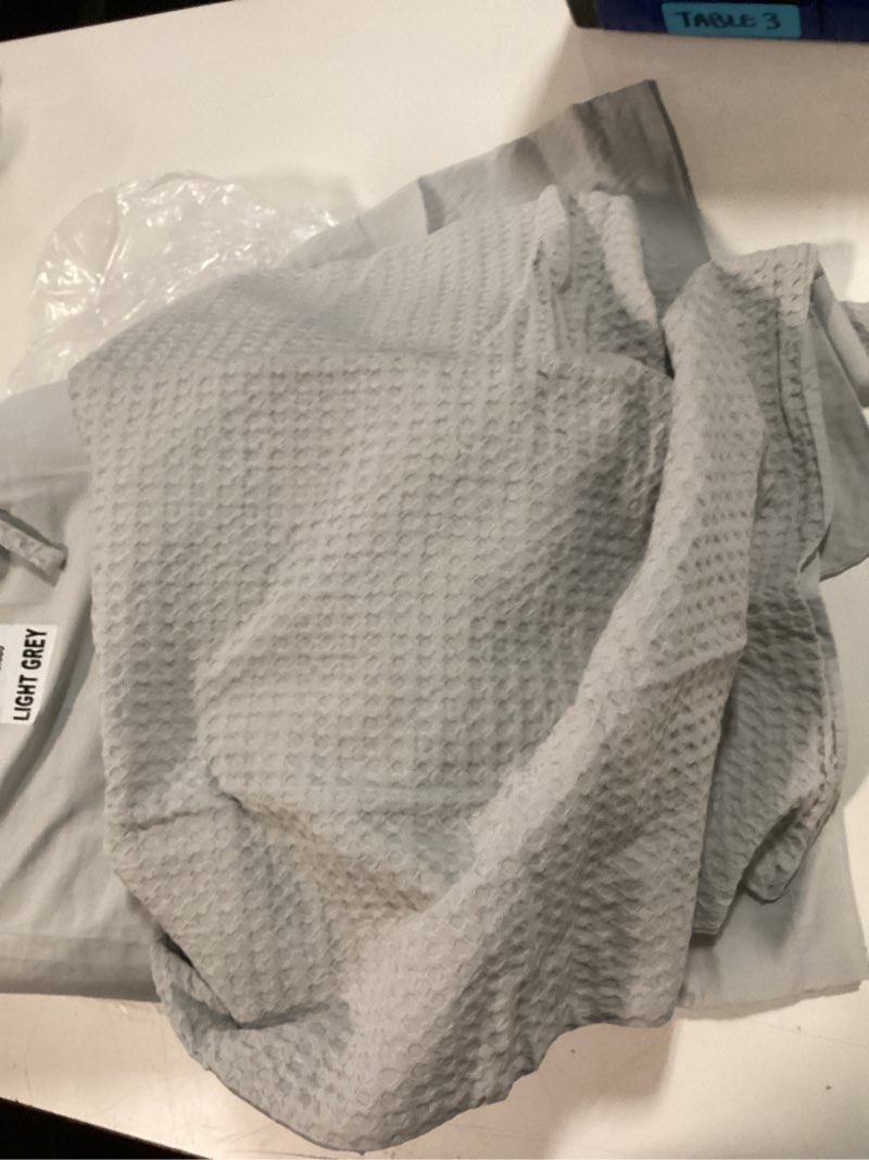 Condition photo showing New/Like New for quince organic luxe honeycomb duvet cover light grey  set king