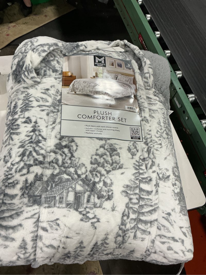 Condition photo showing Good Condition for member's mark 3-piece printed plush comforter sets full/queen
