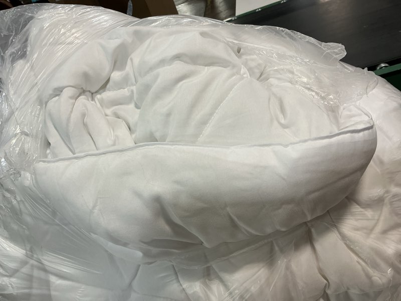 Condition photo showing Good Condition for 120x98 Oversized King Comforter,Super King Size Comforter Oversized, All Season Soft Lightweight Quilt Down Alternative Duvet Insert with 8 Corner Tabs(120x98, White) 03 - White Super King(120''x98'')