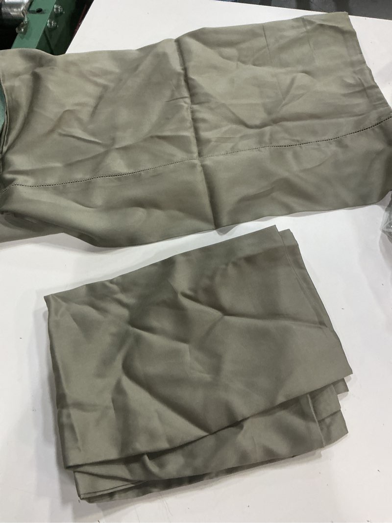 Condition photo showing Good Condition for quince, european organic crisp percale, pillowcase set of 2/standard/ dried sage