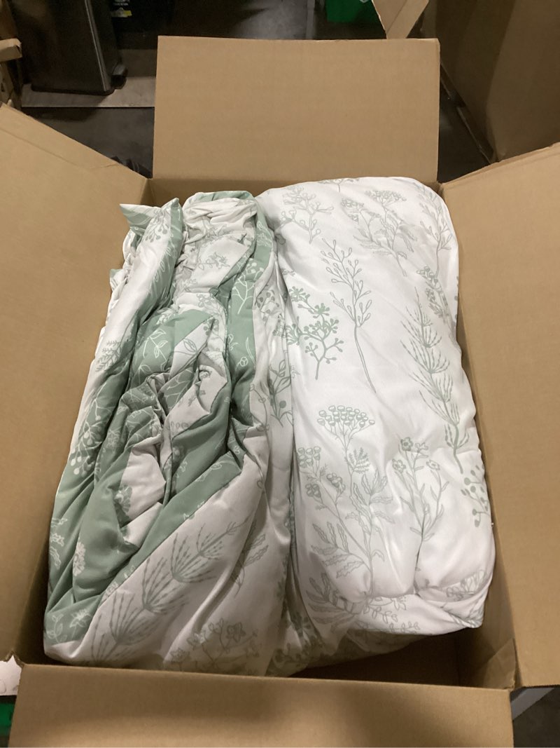 Condition photo showing Good Condition for Bedsure Queen Comforter Set - Sage Green Bed Set, 3 Pieces Cute Floral Bedding, 1 Soft Reversible Botanical Flowers Comforter and 2 Pillow Shams Queen 01 - Sage Green