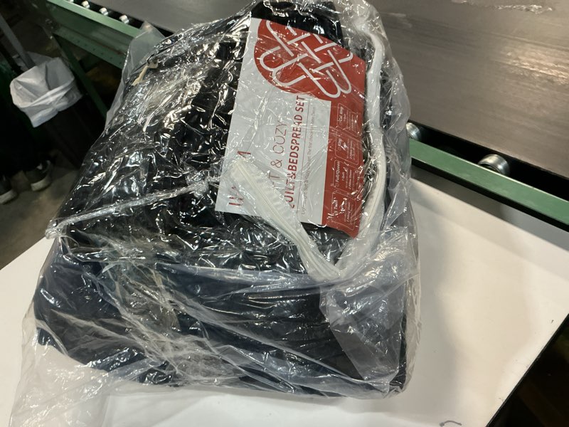 Condition photo showing Good Condition for LEAONME Velvet Quilt California King-118''x106'', Lightweight Black Velvet Comforter Set with 2 Pillow Shams, Soft Oversized Bedspread Coverlet Quilted Bedding Set for All Season Black-square California King (118''x106'')