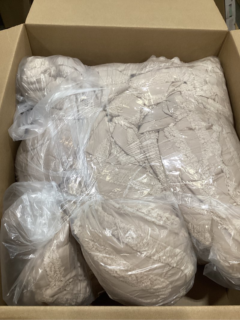 Condition photo showing Good Condition for Bedsure Boho Tufted Khaki Comforter King Size, GentleSoft™ 3 Pieces Boho Farmhouse Decor Bedding, Arch Shabby Chic Bedding for All Seasons, 1 Bed Comforter, 2 Pillow Shams, 104x90 Inches King (104" x 90") 02 - Arch Jacquard Khaki