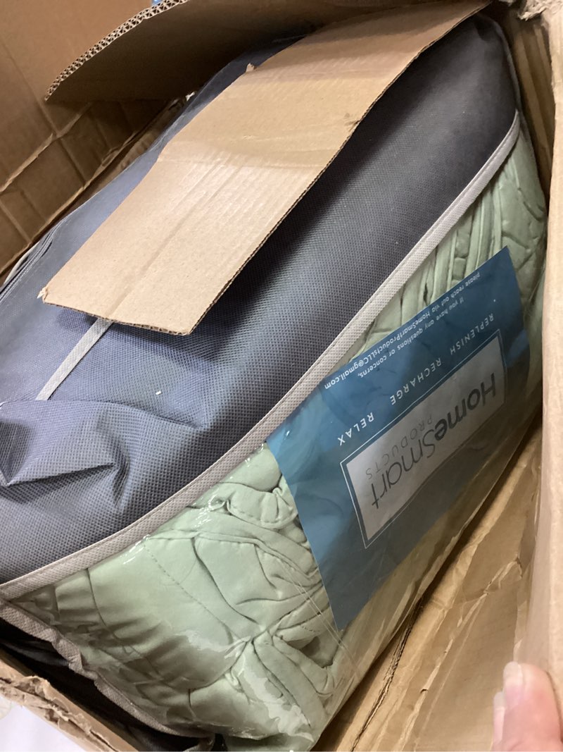 Condition photo showing Good Condition for HomeSmart Products Weighted Blanket Queen Size 20lbs, Breathable, Hypoallergenic Soft Fabric, Heavy Weighted Blanket Green Sage Sage Queen | 20lbs