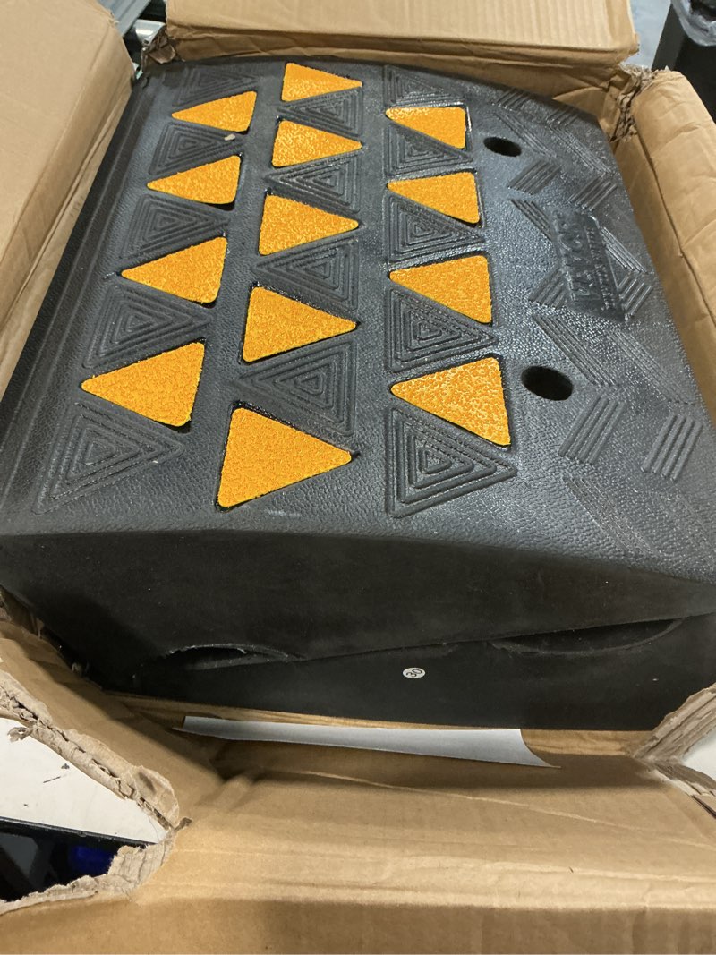 Condition photo showing Good Condition for vevor rubber curb ramp, 6" rise height 2 pack, heavy-duty 33069 lbs/15 t capacity threshold ramps, 19" l x 15" w driveway ramps with stable grid structure for cars, wheelchairs, bikes, motorcycles 6" h