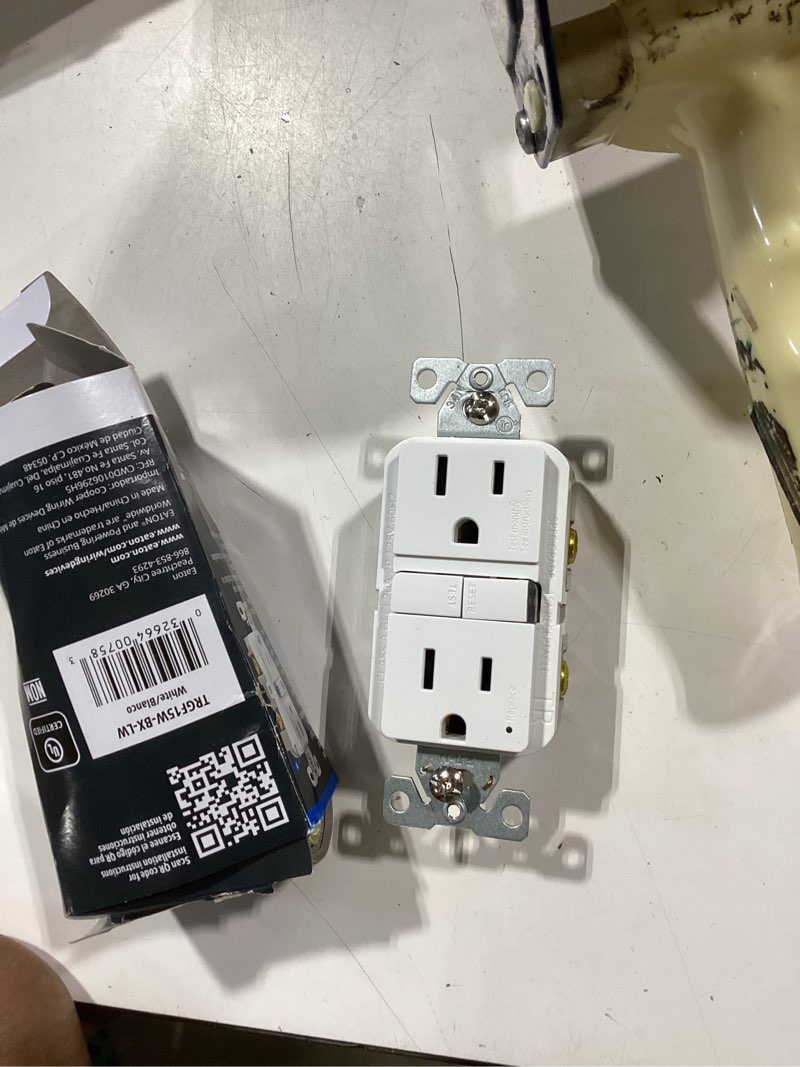 Condition photo showing Good Condition for eaton 15-amp 125-volt tamper resistant gfci residential decorator outlet, white