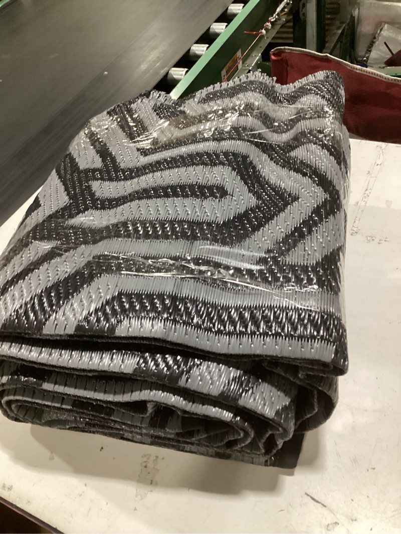 Condition photo showing Good Condition for hugear outdoor similar  to  waterproof rug 8'x10' plastic straw rugs washable reversible floor mat black/grey plaid carpet for camping rv deck entryance porch picnic balcony beach backyard checkered/black&grey 8' x 10' (rectangular)