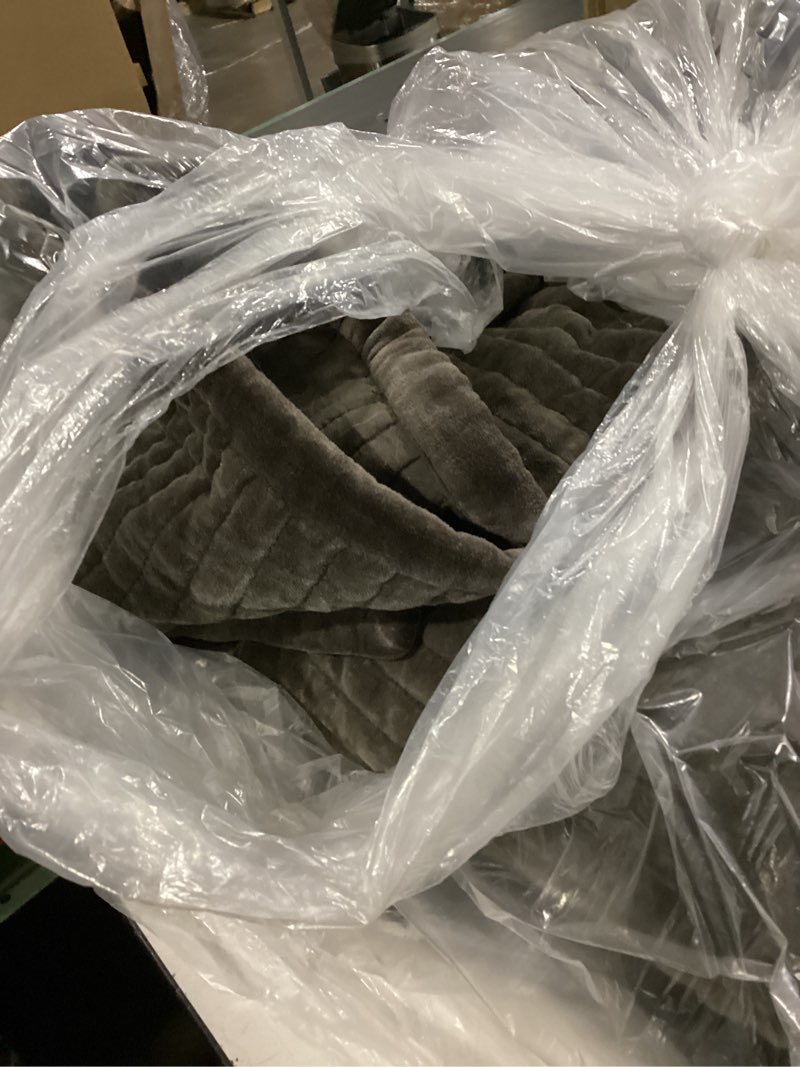 Condition photo showing As Is for cotton velvet channel quilt quince……unsure of size …..similar