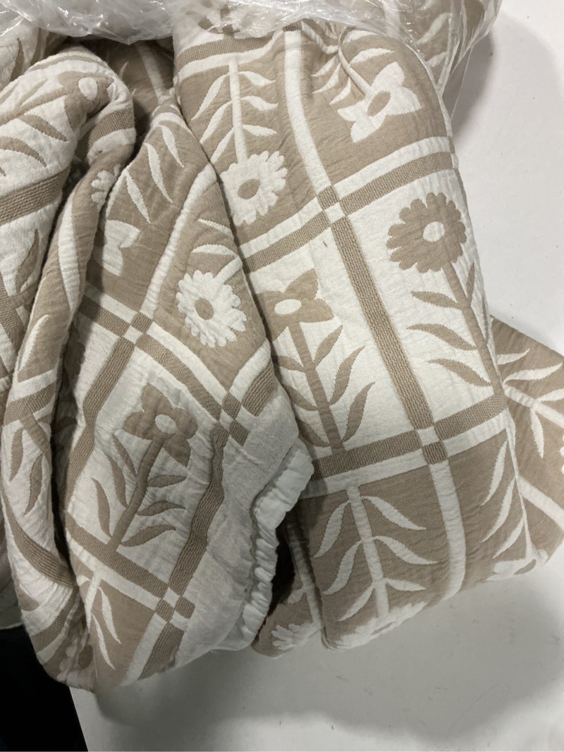 Condition photo showing Good Condition for organic cotton jacquard floral coverlet full/quuen 