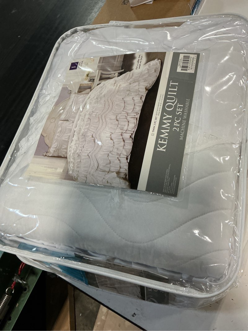 Condition photo showing Good Condition for lush decor white solid twin quilt with (fill)