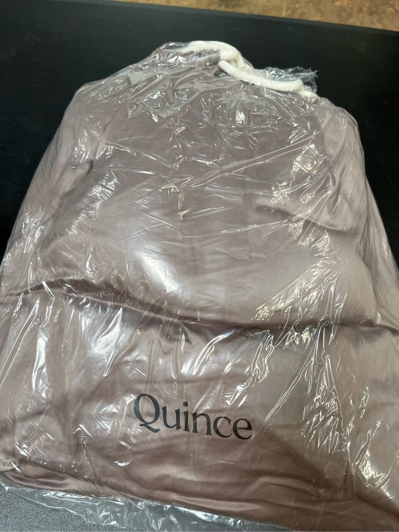 Condition photo showing Good Condition for signature giza cotton sateen sheet set, queen, stone