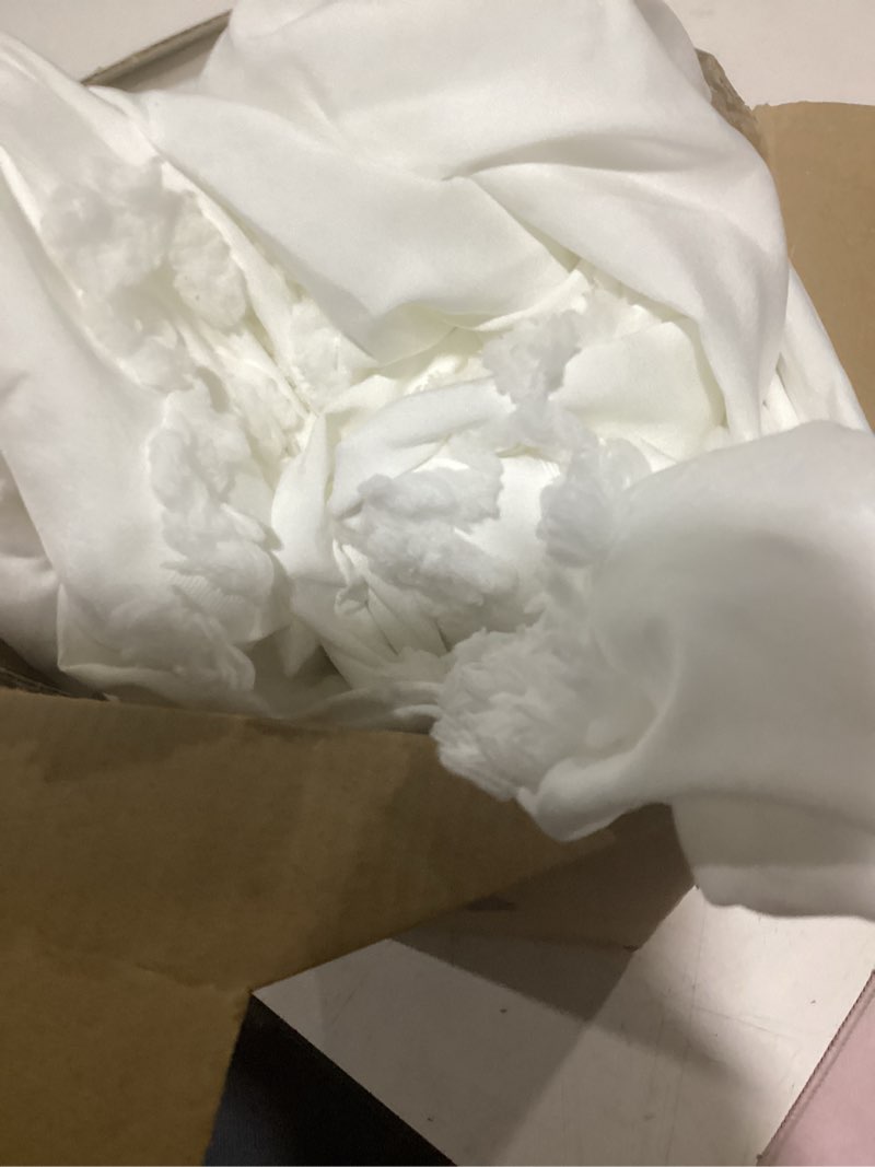 Condition photo showing Good Condition for oli anderson tufted duvet cover queen size, soft and lightweight duvet covers set for all seasons, 3 pieces boho embroidery shabby chic bedding set (white, queen, 90" x 90") full/queen(90"×90") white