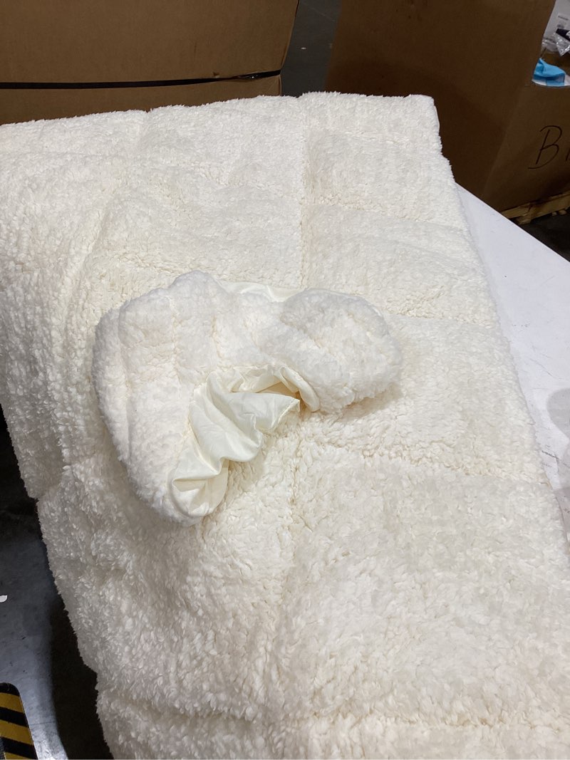 Condition photo showing Good Condition for body linen abundance deluxe quilted fleece massage table pad set. includes face cradle cover & table pad. microfiber fleece is lint free, super soft & cushy. 1 count (pack of 1)