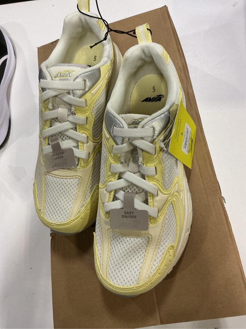 Condition photo showing New/Like New for avia 5000 unisex little and big kid chunky trainer sneakers size 5 