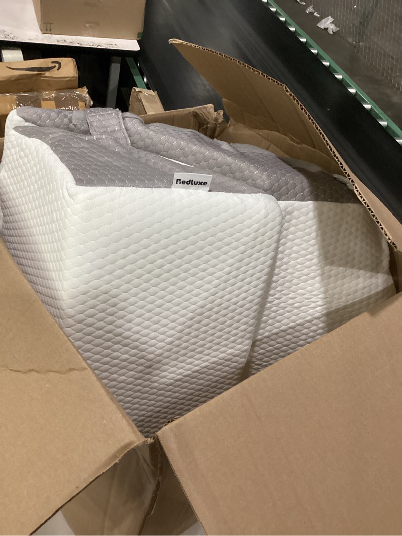 Condition photo showing Good Condition for redluxe comfort pillow