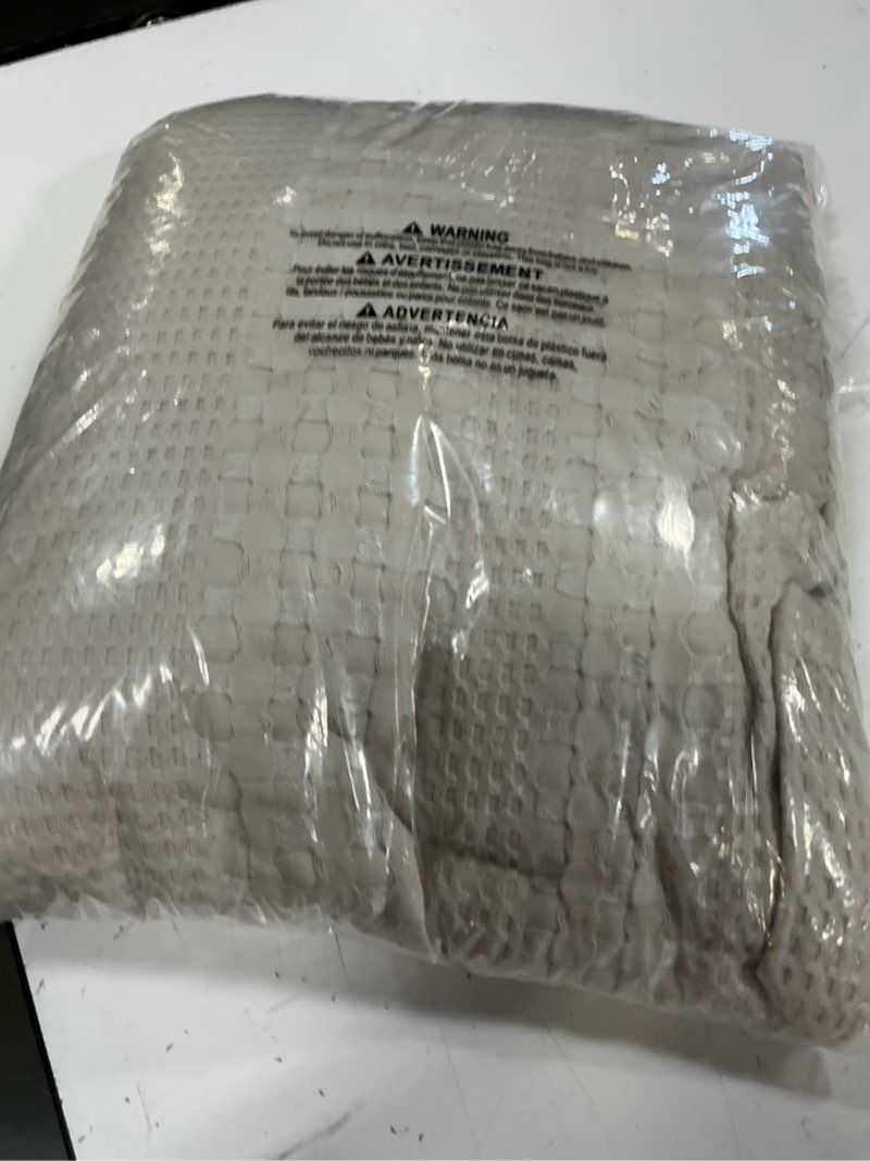 Condition photo showing Good Condition for cozy bliss seersucker cooling comforter king size, q-max 0.45 reversible lightweight cooling blanket, breathable silk smooth summer bedding quilt for hot sleepers night sweats light grey light grey king (104''x90'')