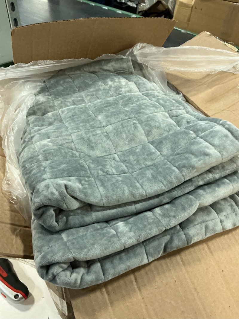 Condition photo showing Good Condition for recyco luxury velvet quilt set king size, lightweight velvet comforter set, oversized bedspread coverlet quilted bedding set, with 2 matching pillow shams, for all season, gray king/cal king (108" x 92") gray