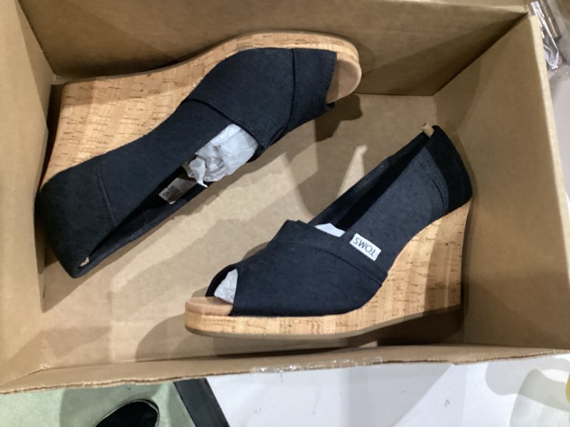 Condition photo showing Good Condition for toms womens classic wedge 8.5 narrow black scattered woven