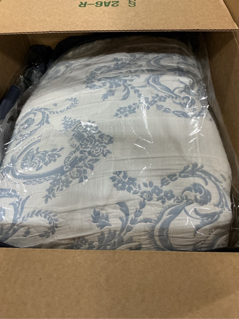 Condition photo showing Good Condition for hz & hy oversized king bedspread 128x120 extra wide, jacquard matelasse damask pattern design, lightweight, reversible, 5 piece, 100% microfiber, wathet blue wathet blue extra wide super king(128"x120")