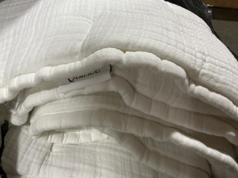 Condition photo showing Good Condition for organic cotton gauze dream quilt, king, white