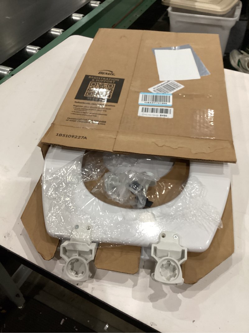 Condition photo showing Good Condition for bemis round enameled wood toilet seat in cotton white with easy•clean hinge