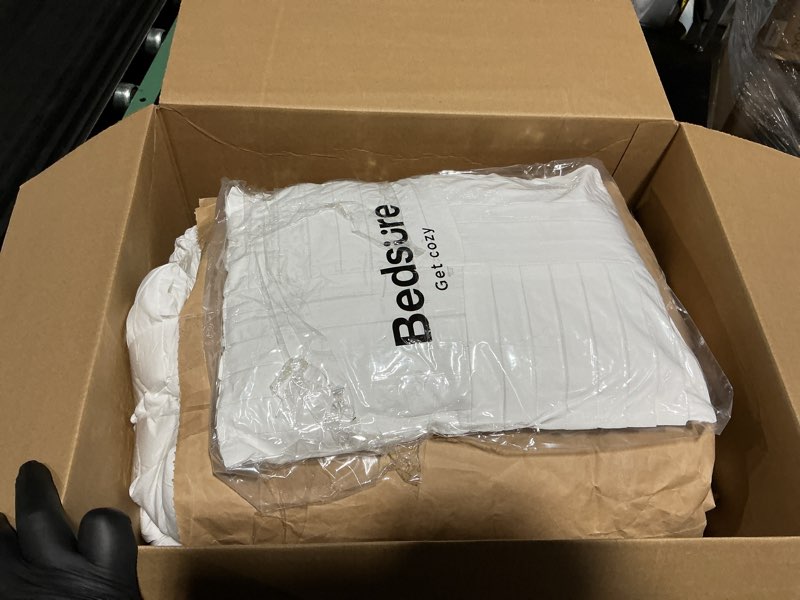 Condition photo showing Good Condition for Bedsure White Queen Comforter Set - 4 Pieces Pinch Pleat Bed Set, Down Alternative Bedding Sets for All Season, 1 Comforter, 2 Pillowcases, 1 Decorative Pillow Queen 01 - White