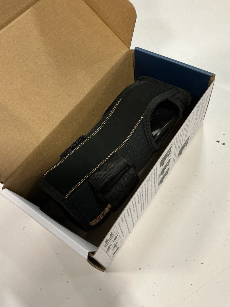 Condition photo showing Good Condition for rapid relief one size fits most wrist brace in black