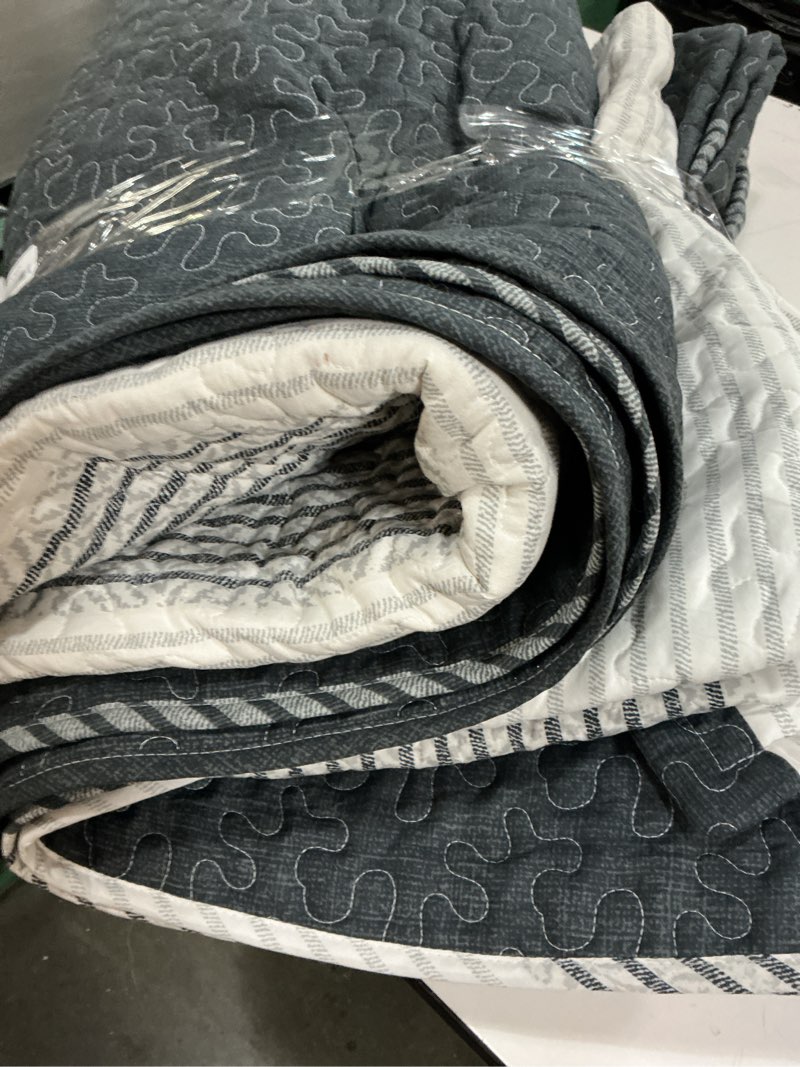Condition photo showing Good Condition for litanika oversized king quilt set black and white, 120x98 stripe bedspread coverlet 3 pieces, black and white lightweight quilted bedding set for all season(oversized king-1 quilt, 2 pillowcases) 01 - black & white oversized king(120*98in)