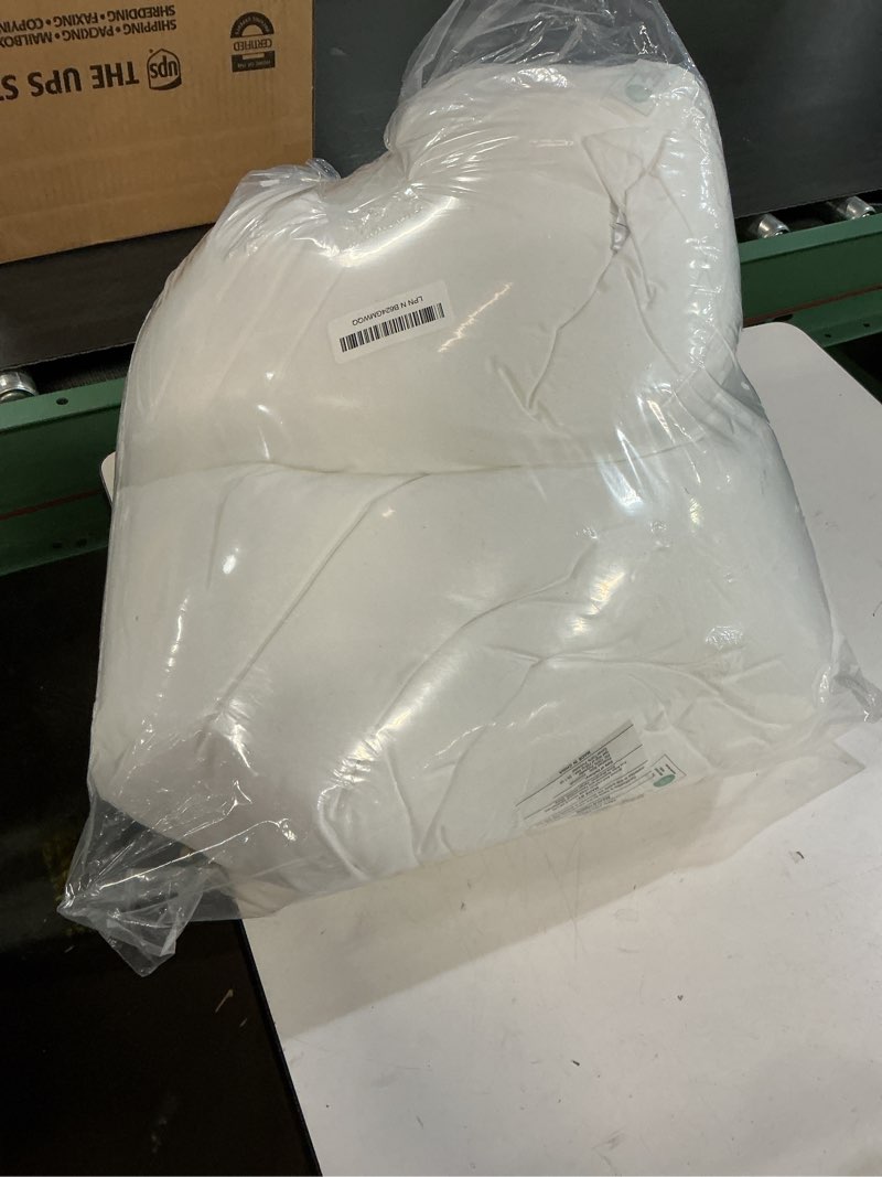 Condition photo showing Good Condition for puredown® 22x22 pillow inserts, 2 pack down alternative square form sham stuffer, fluffy soft decorative pillows for couch, sofa, bed and home decor 22x22 inch 2