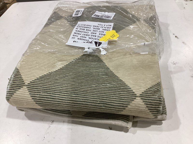 Condition photo showing Good Condition for beeiva checkered print bedroom area rug 3x5, non slip ultra thin washable entryway rug low pile soft bathroom rugs green, moroccan farmhouse trellis throw rugs for kitchen office kids room 3' x 5' (rectangular) green/grey