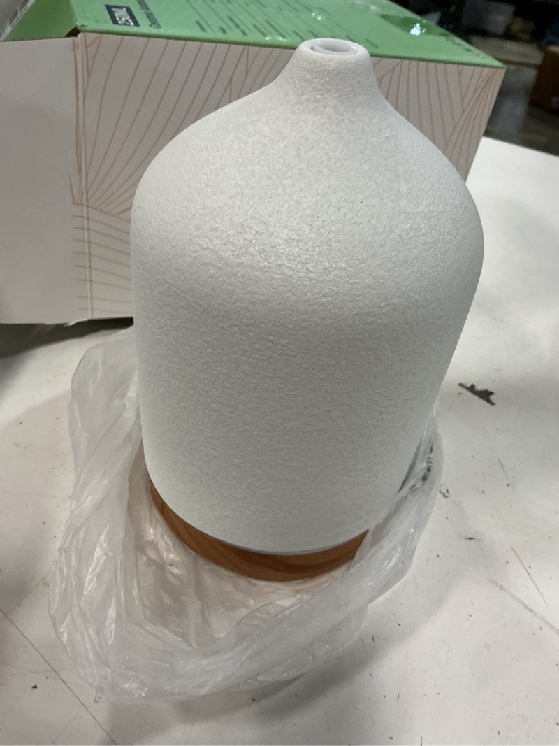 Condition photo showing Good Condition for InnoGear Oil Diffuser, 300ML Ceramic Diffuser for Essential Oils Handcrafted Aromatherapy Diffuser Ultrasonic Cool Mist Humidifier with 4 Timers Waterless Auto Off for Room Office, White White Large