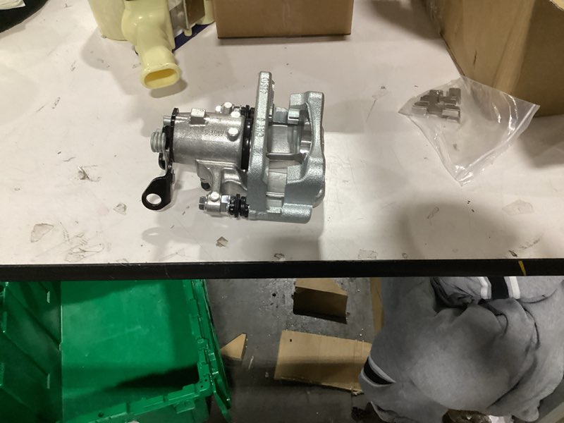 Condition photo showing New/Like New for MAYASAF 19B2108+19B2109 Rear Disc Brake Caliper Left+Right Caliper w/o Pads Fit for 1998-2001 Audi A4, 1998-2004 Audi A6, 1998-2005 Passat 19B2109+19B2108