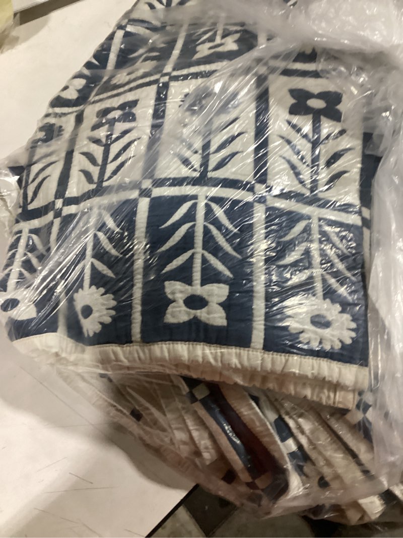 Condition photo showing Good Condition for quilt floral blue and white quince